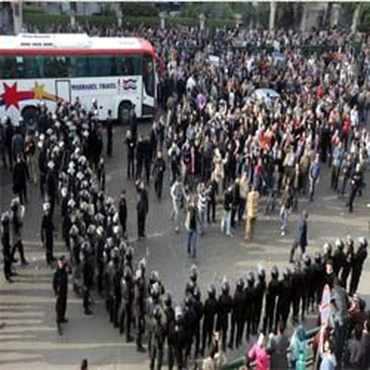 Mısır Polisi Tahrir Meydanı'nda Yürüdü