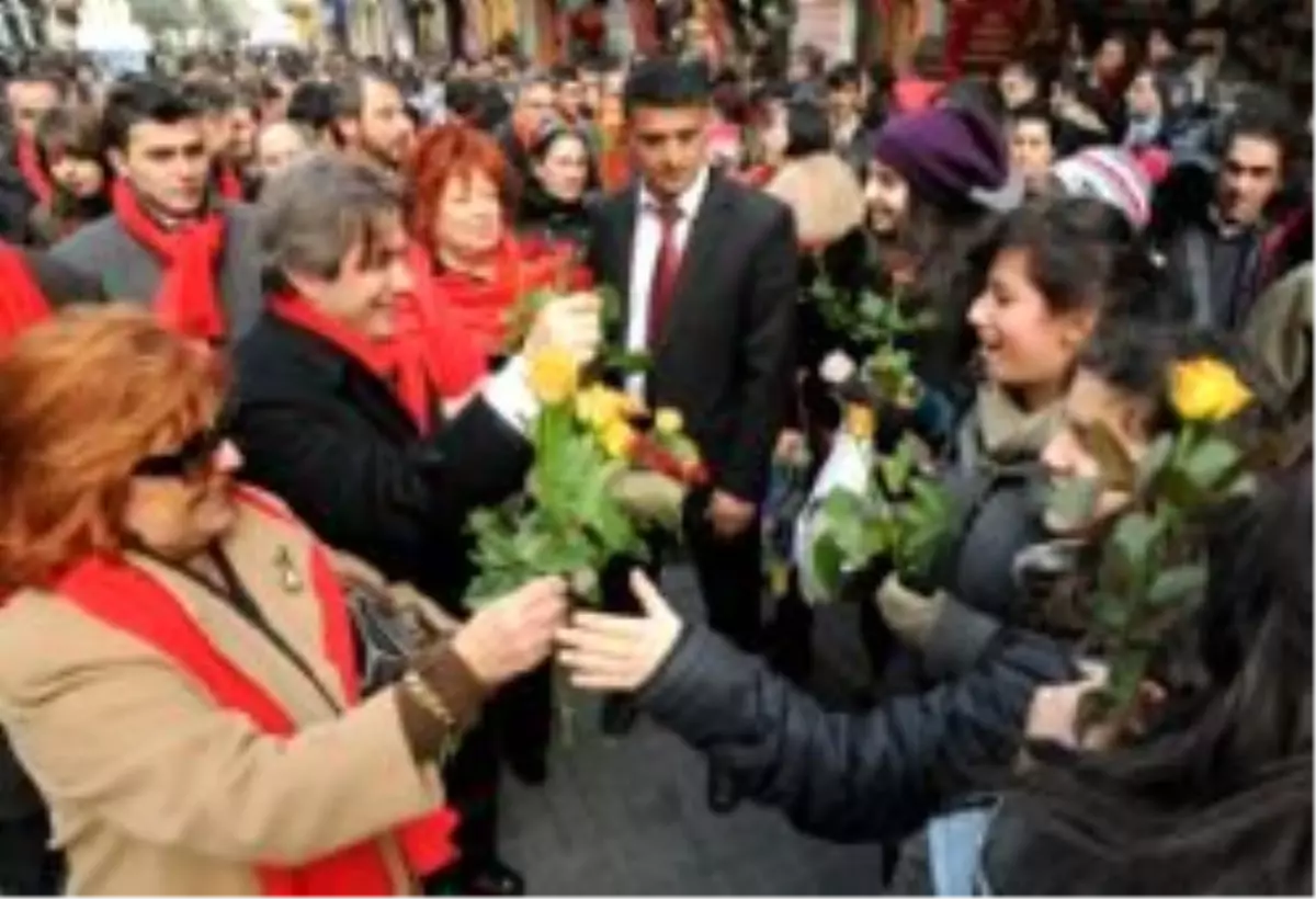 Sevgililer Günü Beyoğlu’nda Aşk Şarkılarıyla Kutlandı