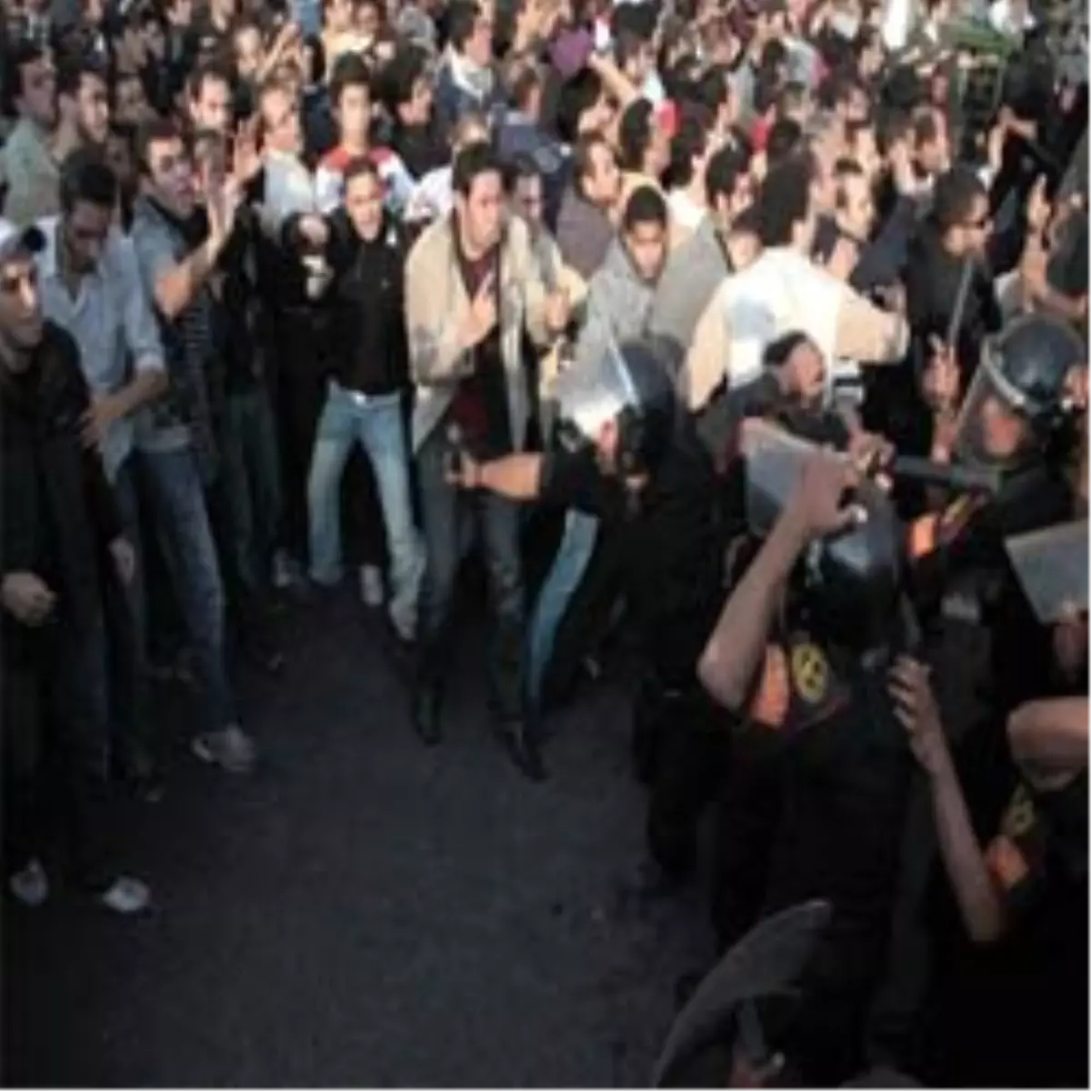 İran\'da Göstericilere Paıntball Mermisi