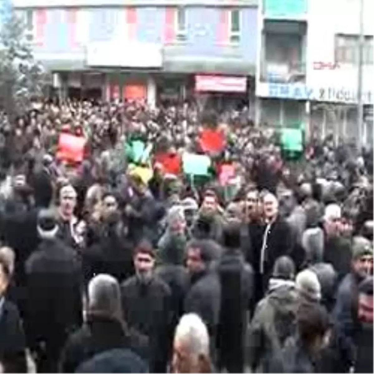 Hakkari\' De Vali Ve Ak Partili Vekillere İstifa Çağrısı