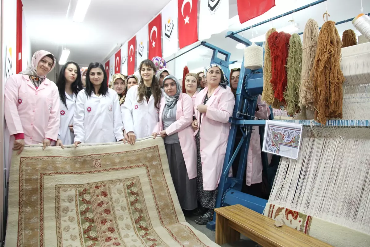 Halı Kursu Meyvelerinİ Vermeye Başladı...