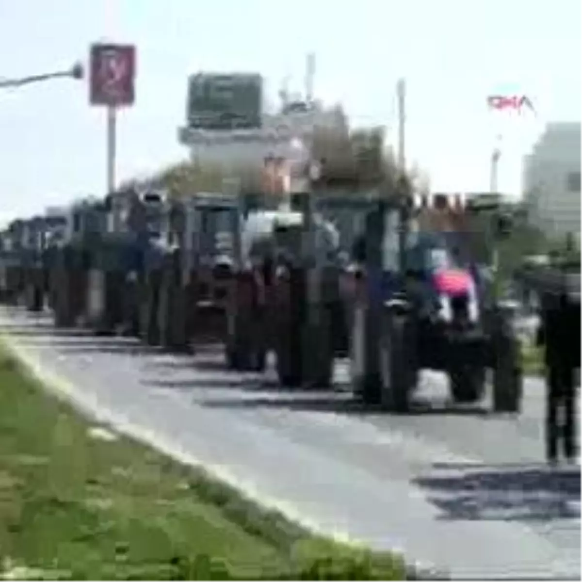 KKTC\'li Hayvancılar Bakanı Traktör Ve Eşeklerle Protesto Etti