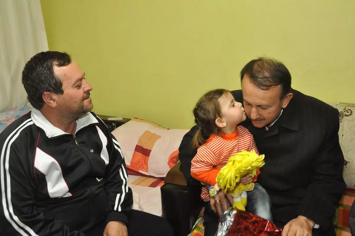 Karabalık, Avluburun\'da Yaşlı Ve Hasta Ziyaretinde