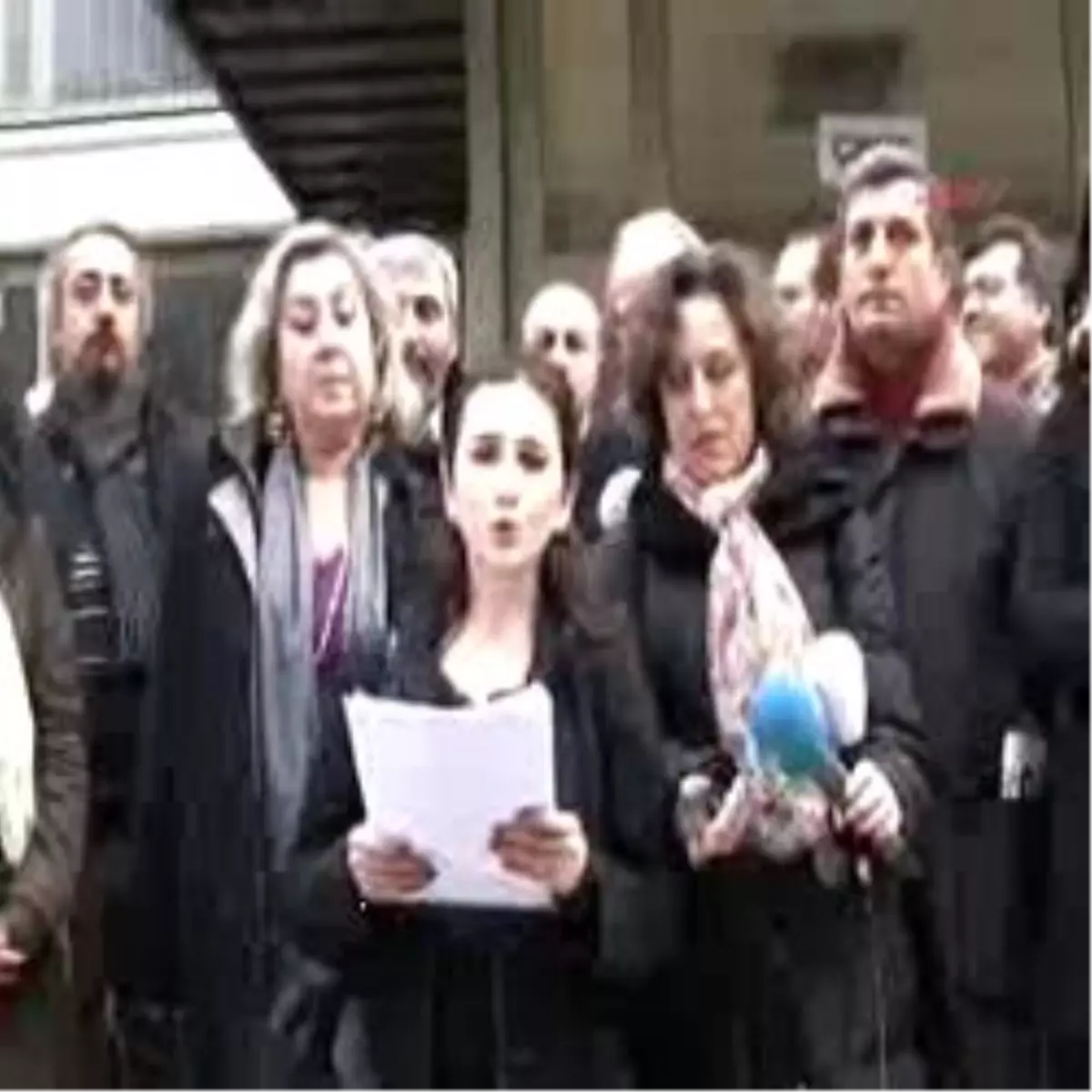 Avukatlardan "Dekolte" Açıklamasına Suç Duyurusu...