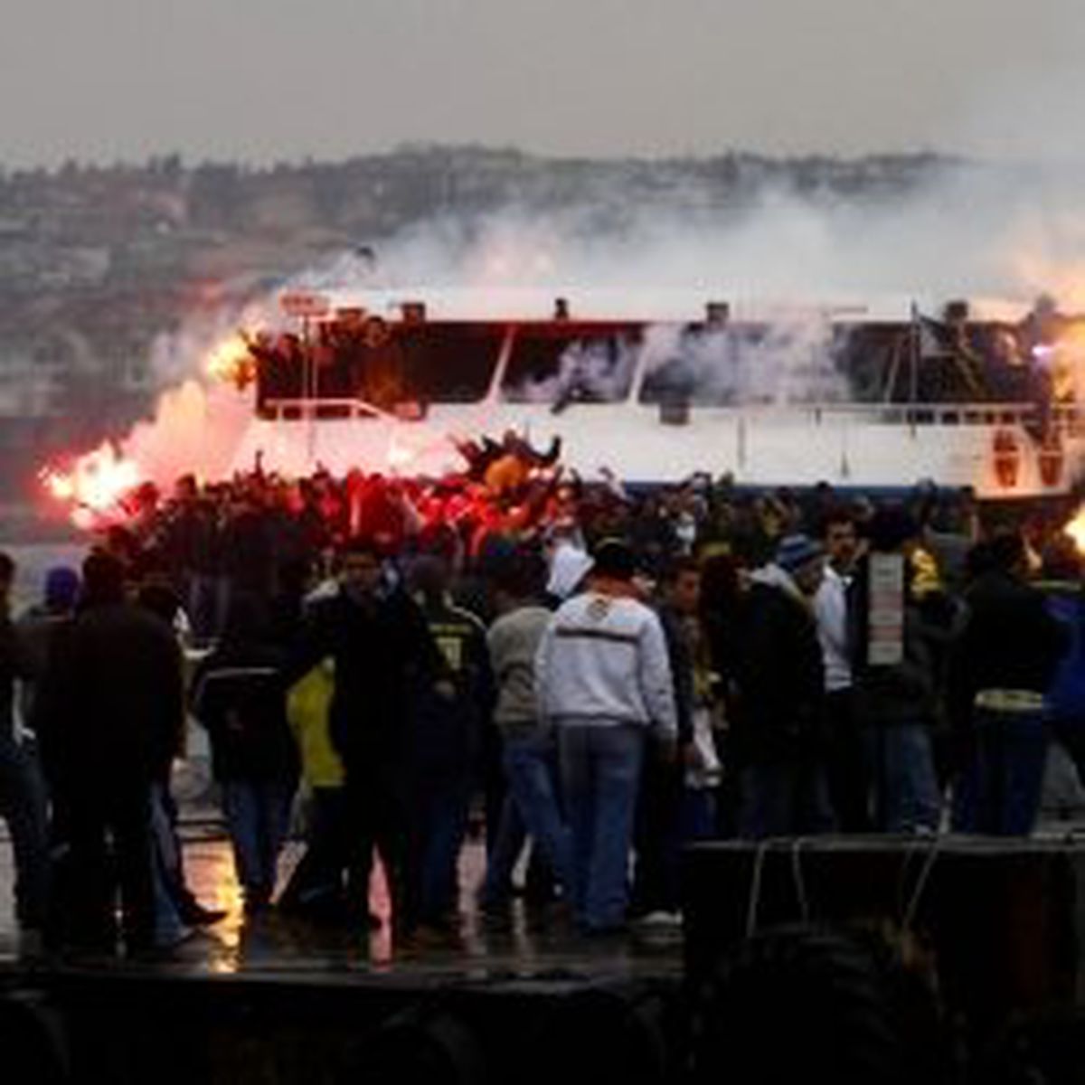 Fenerbahçeli Taraftarlar Meşale Yakarak İnönü Stadı'na Girdiler