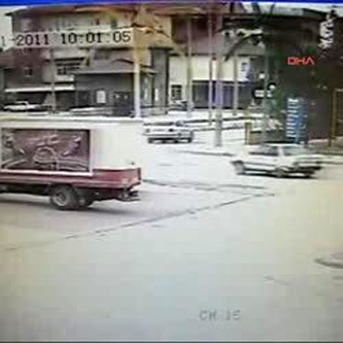 Bisikletiyle Kamyonun Altına Girdi