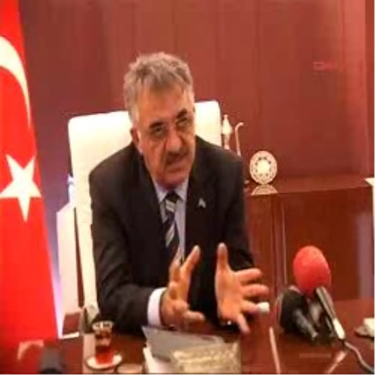 Bakan Bürokrasiden Yakındı