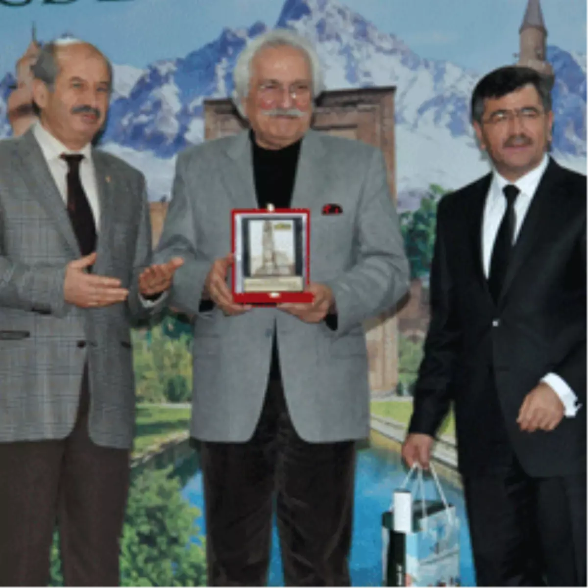 Şehir Konferansında Salon Hınca Hınç Doldu