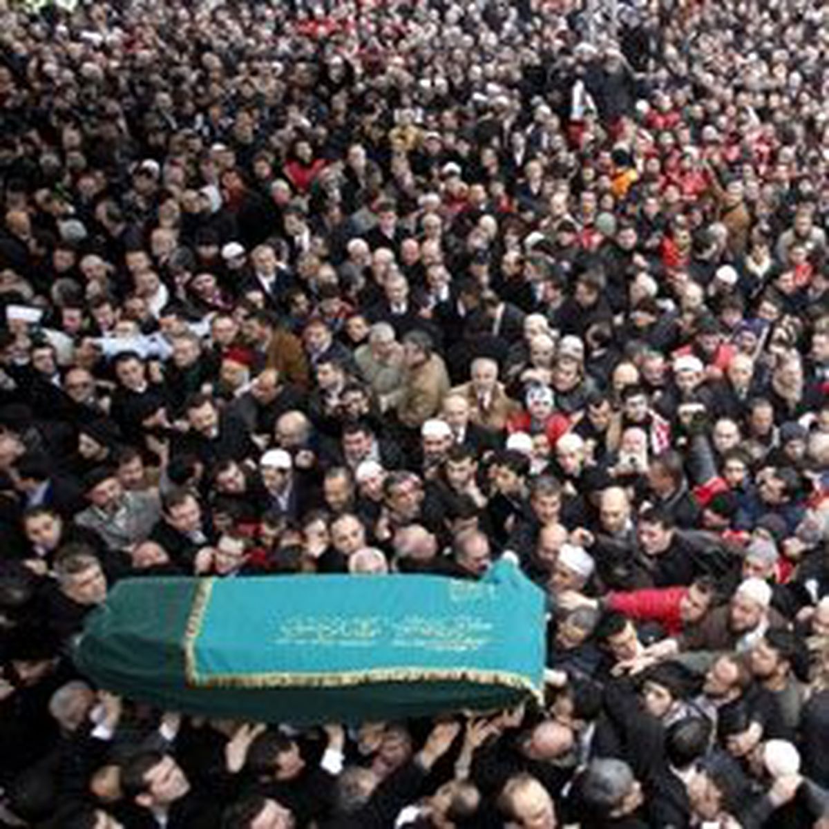 Erbakan'ın Cenazesi Merkez Efendi Mezarlığı'na Doğru Yola Çıkarıldı