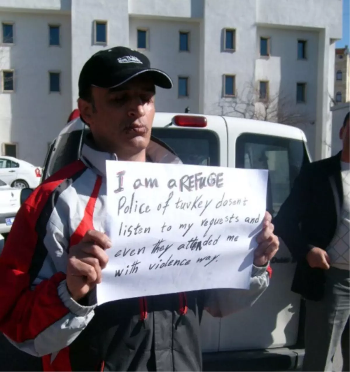 Göz Kapakları ile Dudaklarını Dikti