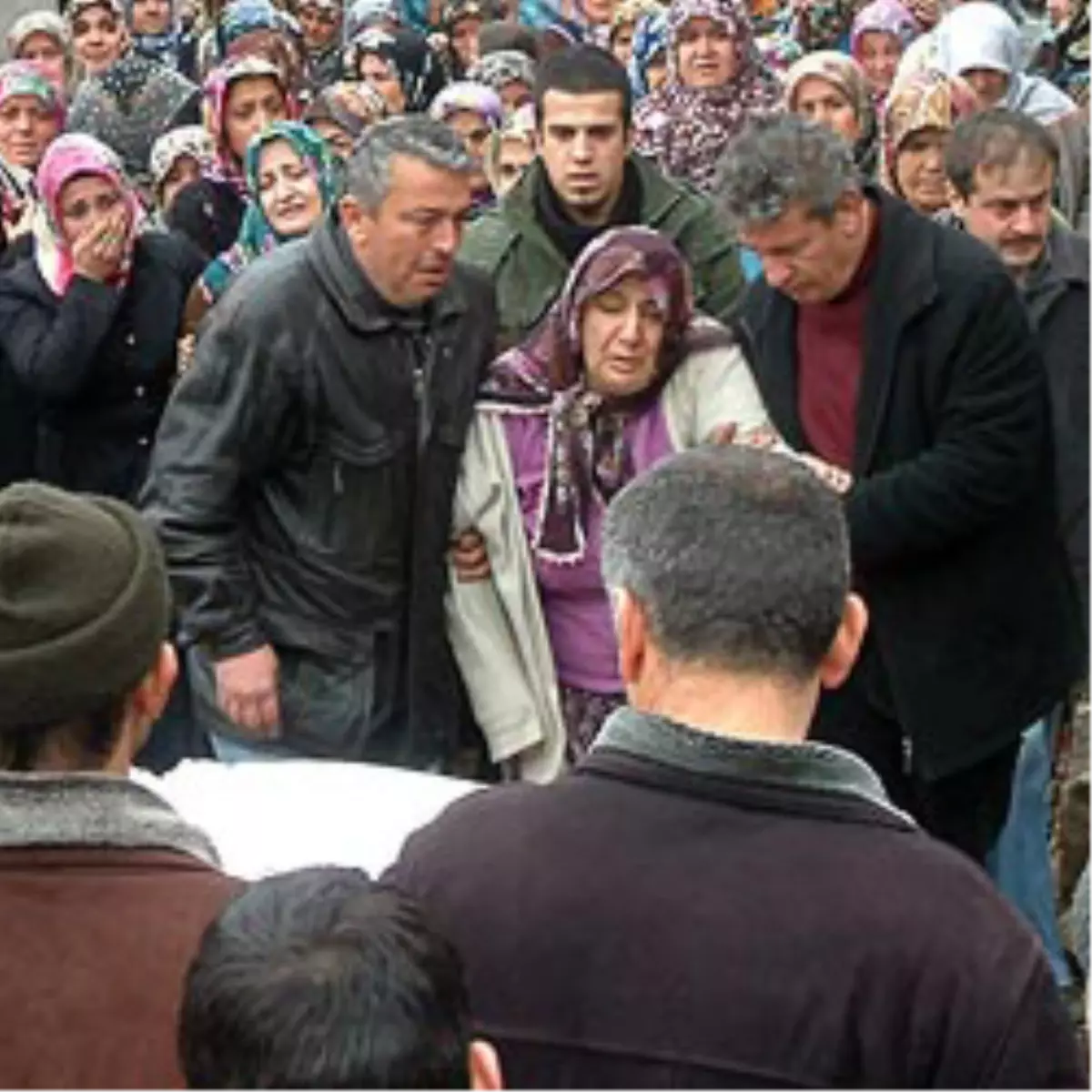 Kızının Kemiklerini Aldı