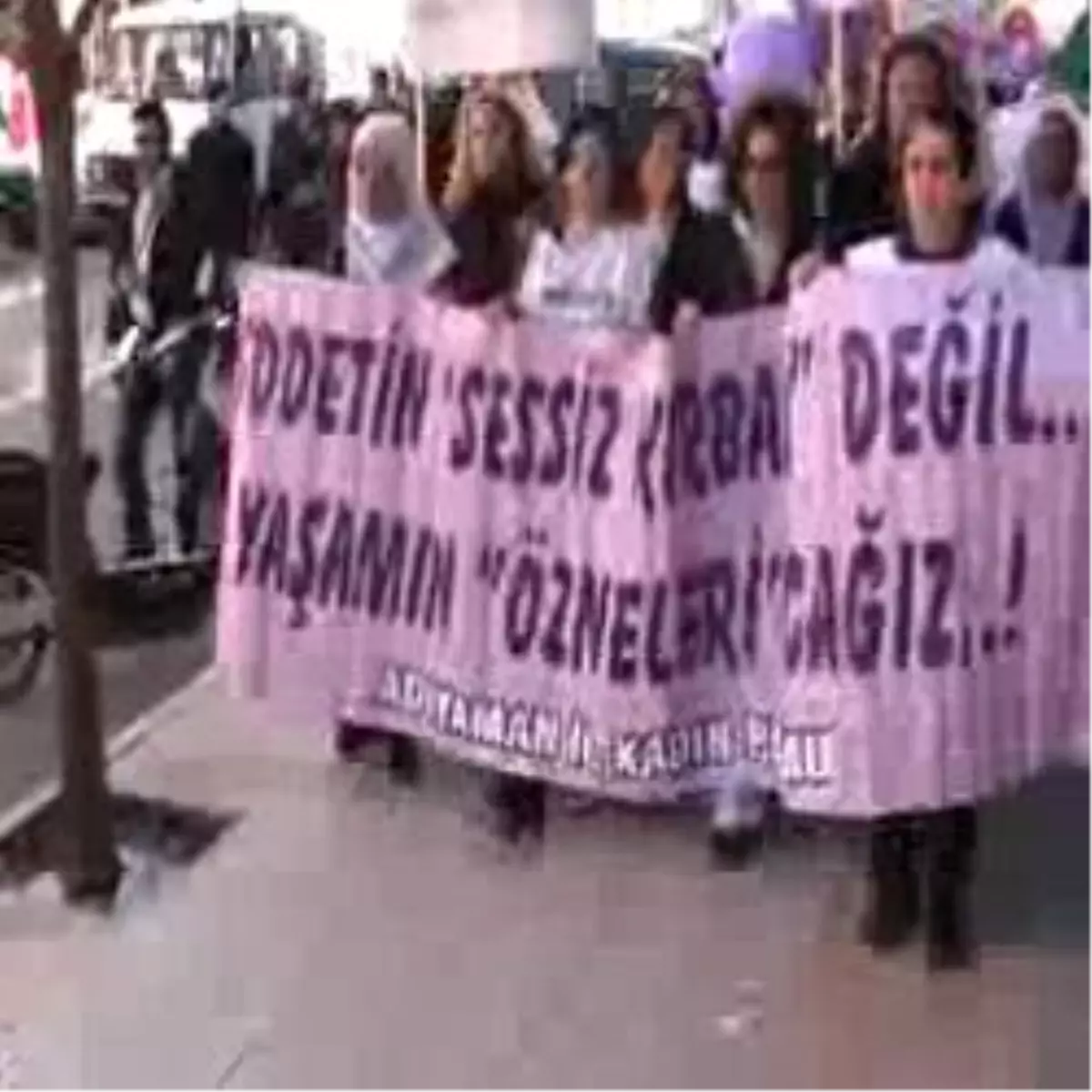 Adıyaman\'da Kadınlar Halay Çekip Yürüdü