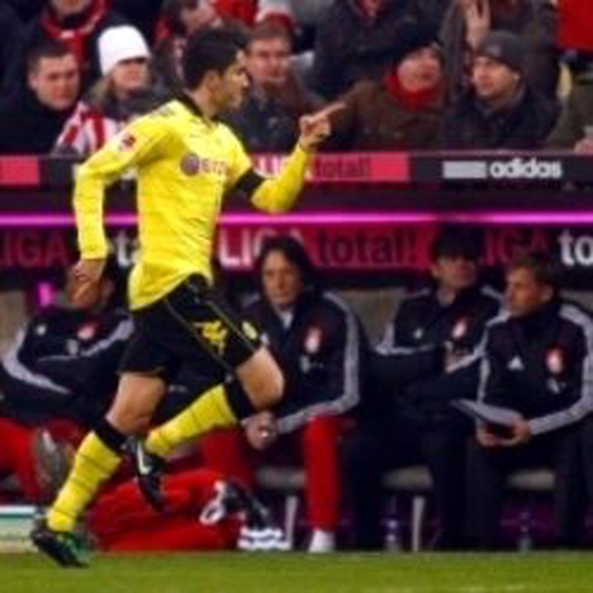 Dortmund Tek Golle 3 Puanı Aldı