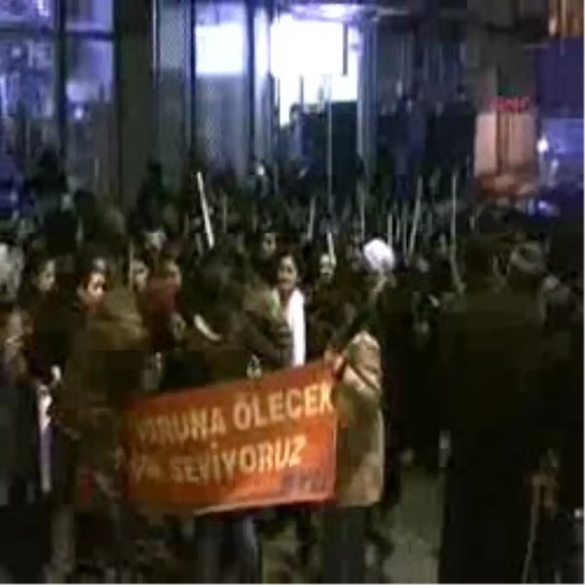 Hakkarili Kızlar Şiddete Karşı Meşale Yaktı