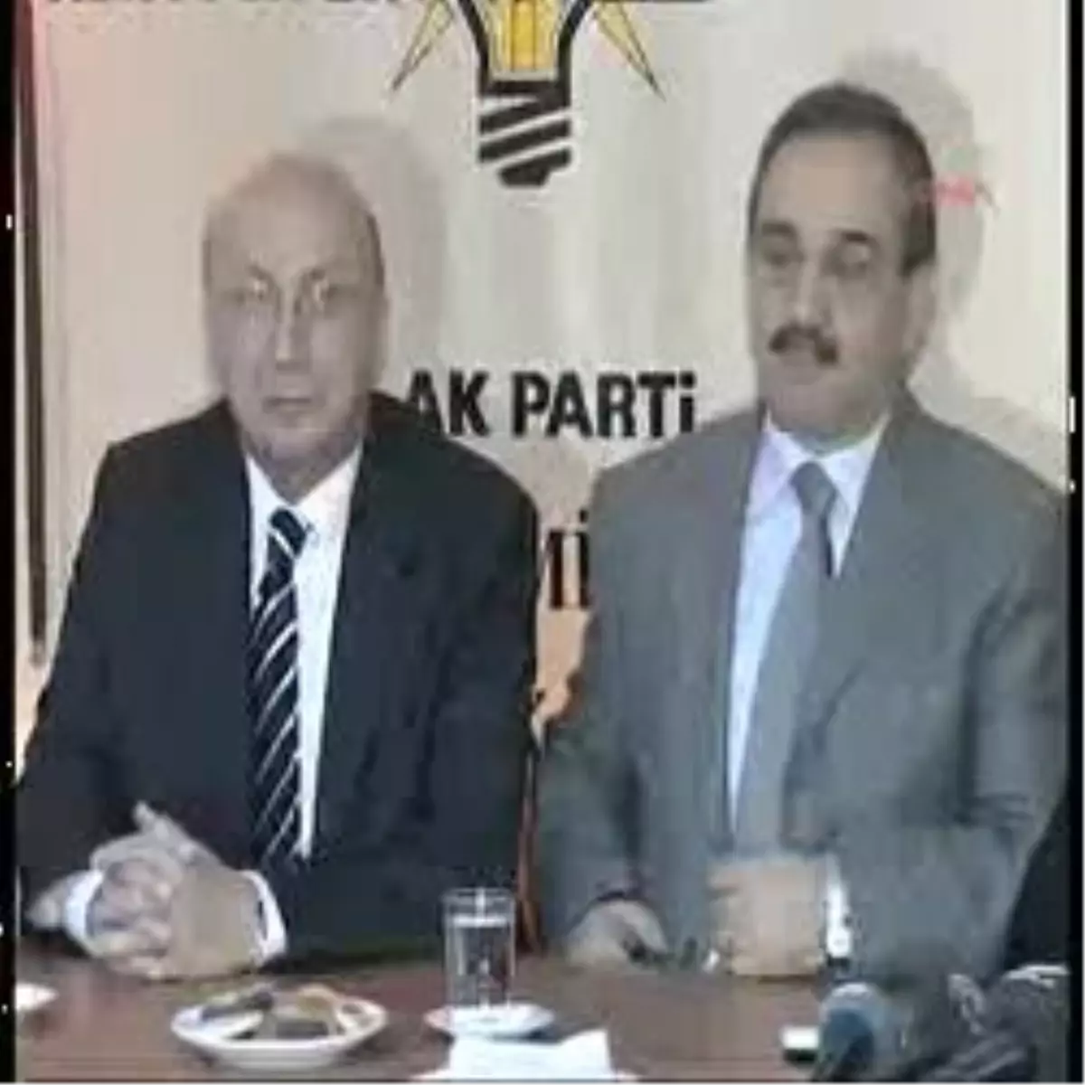 İzmir?De Akp - Chp Afiş Gerginliği Bitmiyor