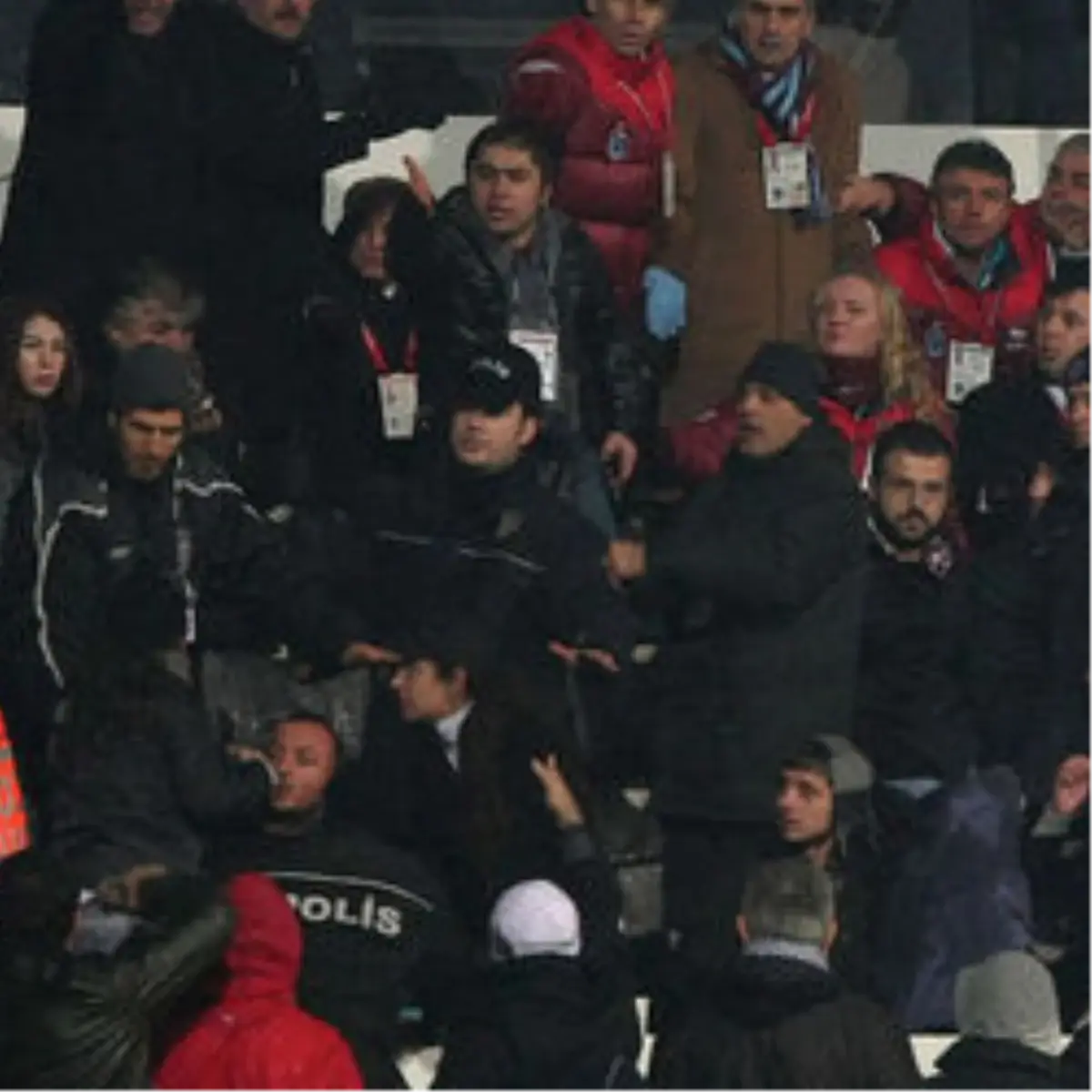 Tribünde Yumruklar Konuştu!