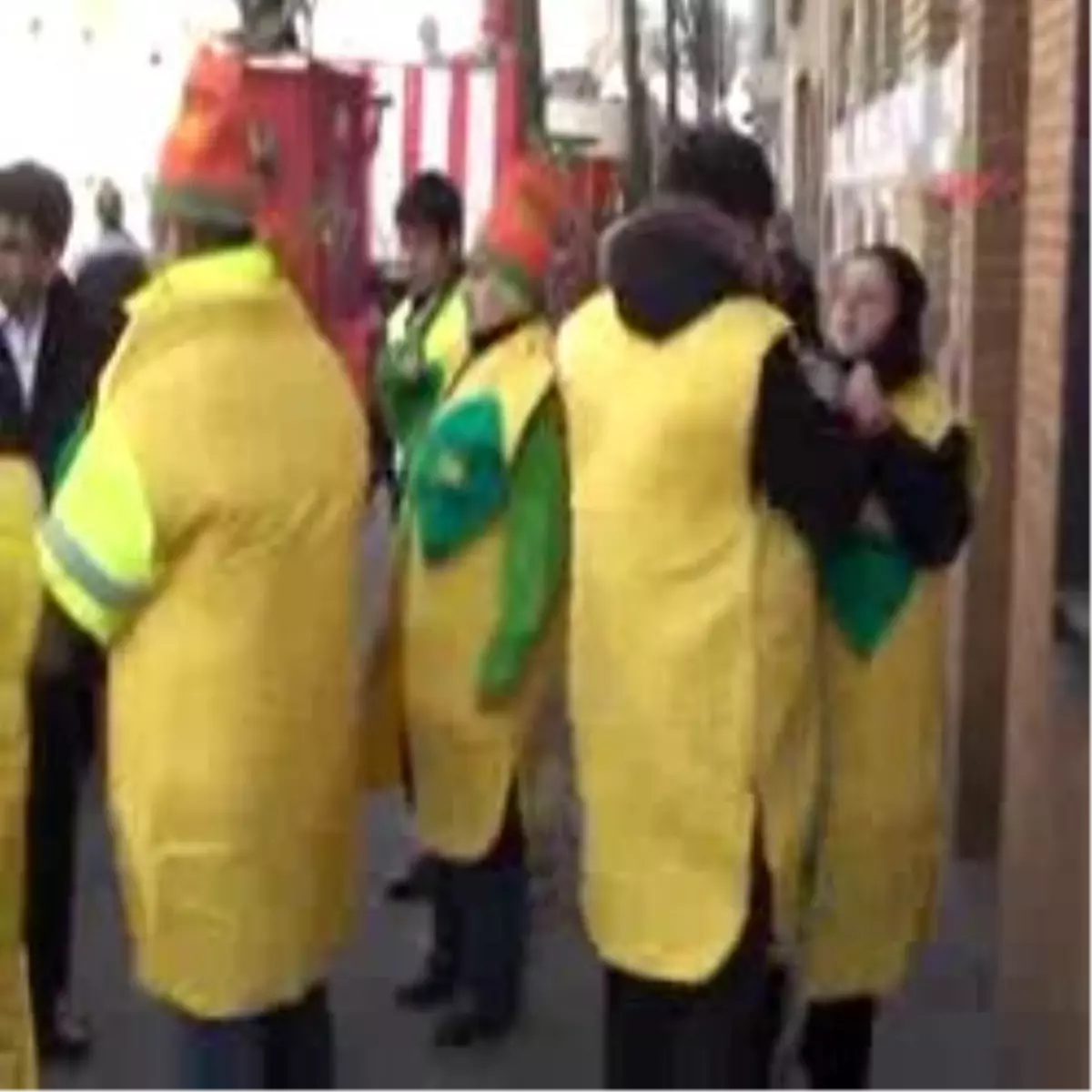 Karnavalda Kayısı Dağıttılar