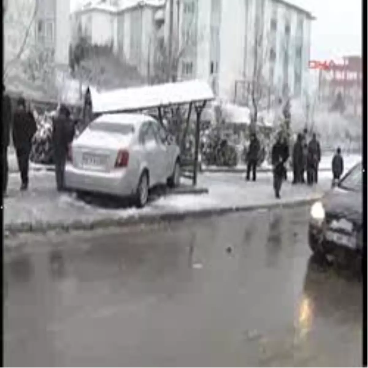 Otomobil Üniversitelilerin Otobüs Beklediği Durağa Daldı: 2 Yaralı