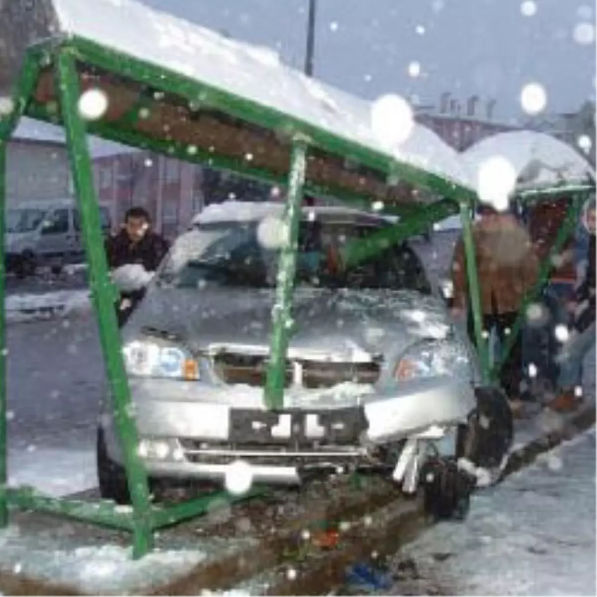 Otomobil İki Üniversiteliyi Biçti!