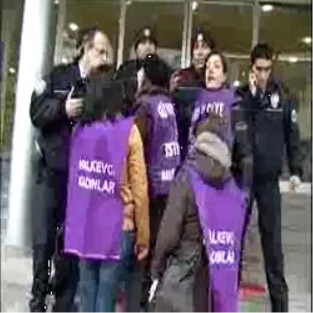 (Özel Haber) Ak Parti İl Binasına Girmek İsteyen Kadınlar Gözaltına Alındı