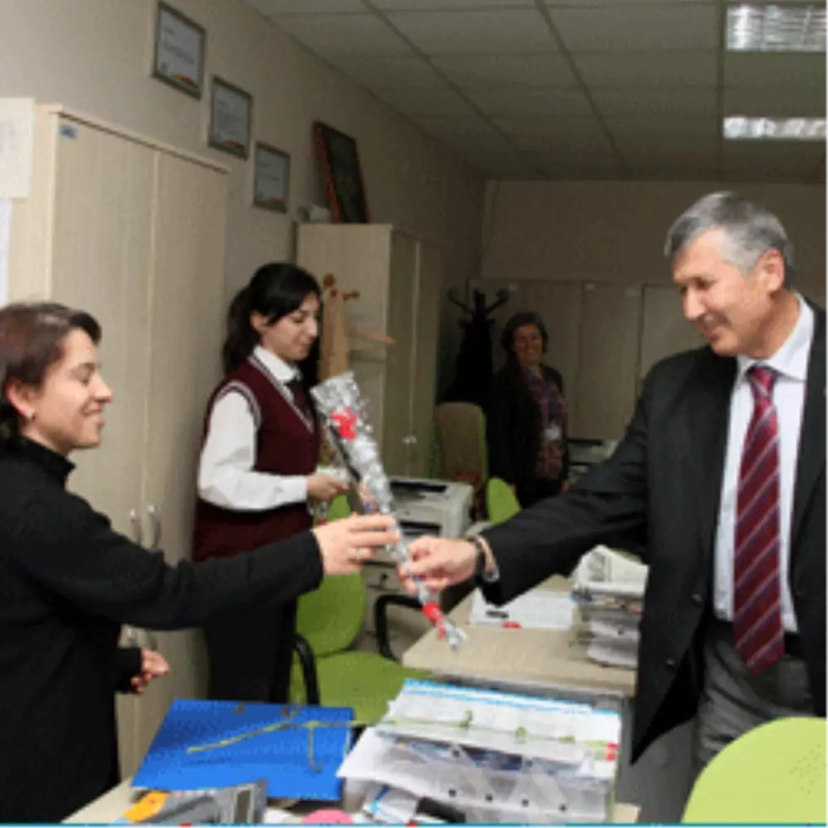 Başkanlardan Kadın Personele 8 Mart Jesti 
