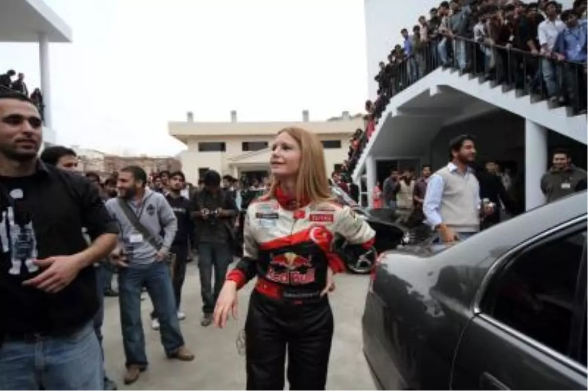 Burcu Çetinkaya Pakistan\'da