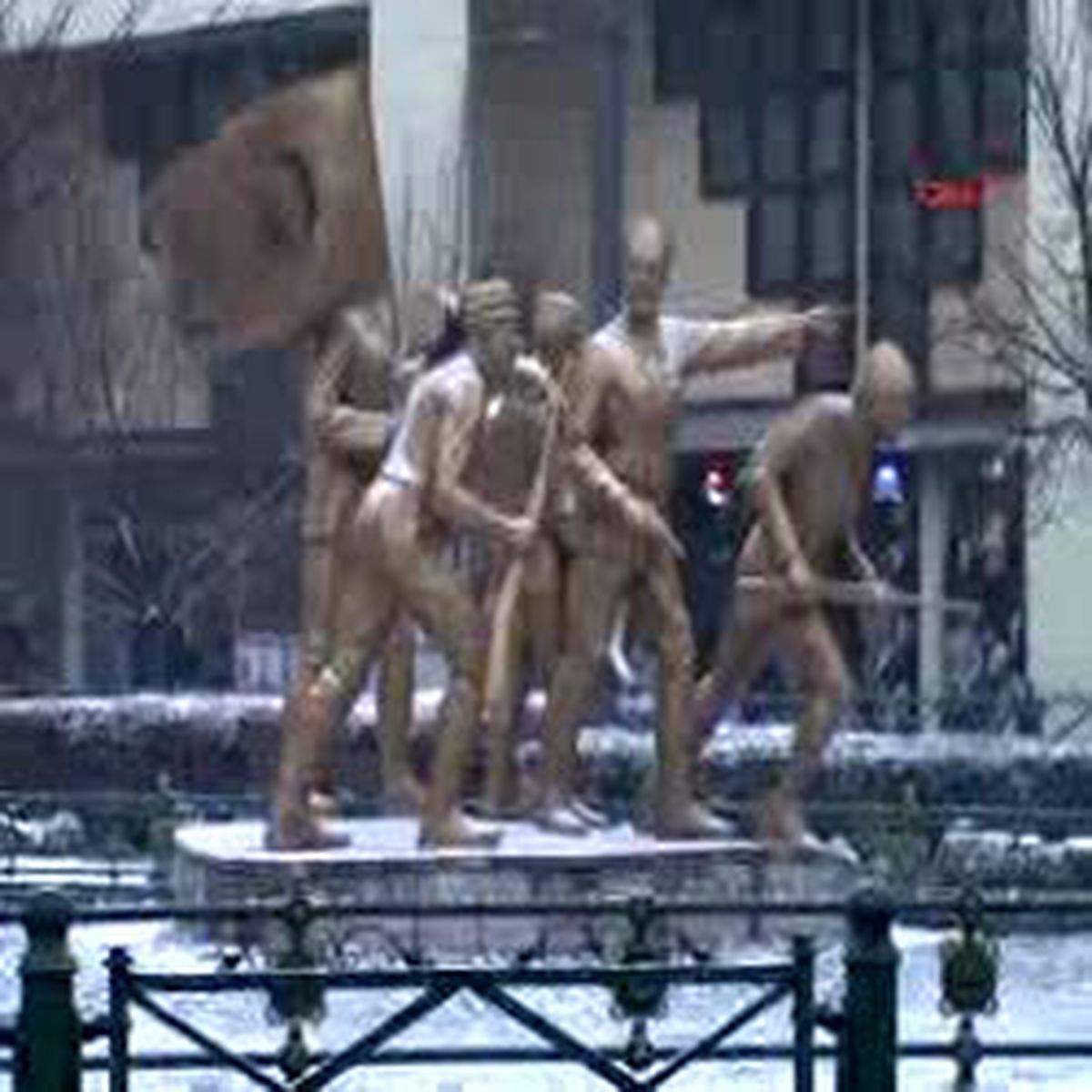 Heykel Etrafında 'Ucube' Protestosu