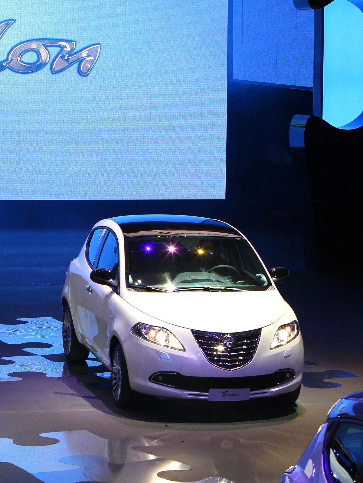 5 Kapılı Yeni Ypsilon Kendi Kendine Park Edecek!