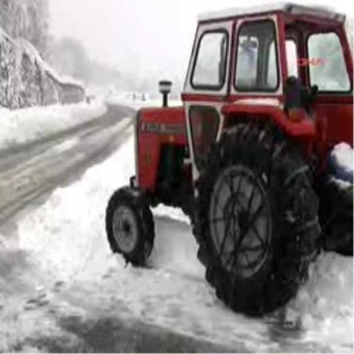 Düzce - Yolda Kalan Araçlar Traktörle Çekildi