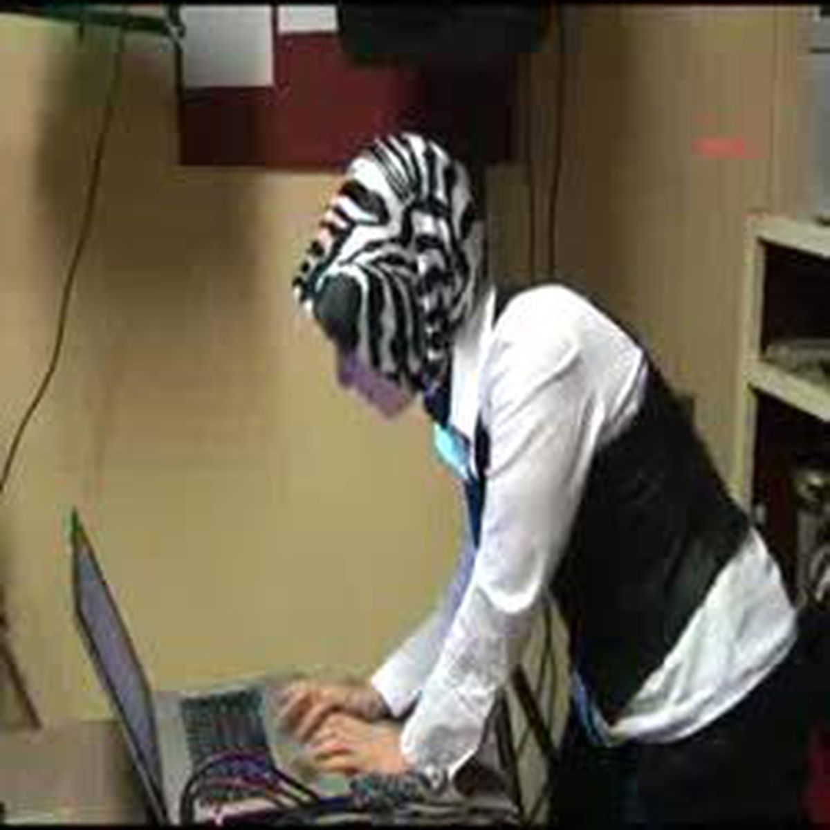 Hollanda?Da Tesettürlü Dj?Den Erkek Meslektaşlarına Hodri Meydan