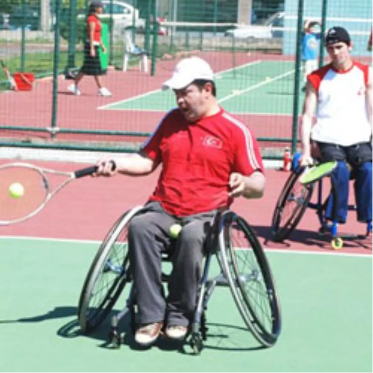 Tekerlekli Sandalye Tenis Takımı Sporcuları Gösteri Maçı Yaptı