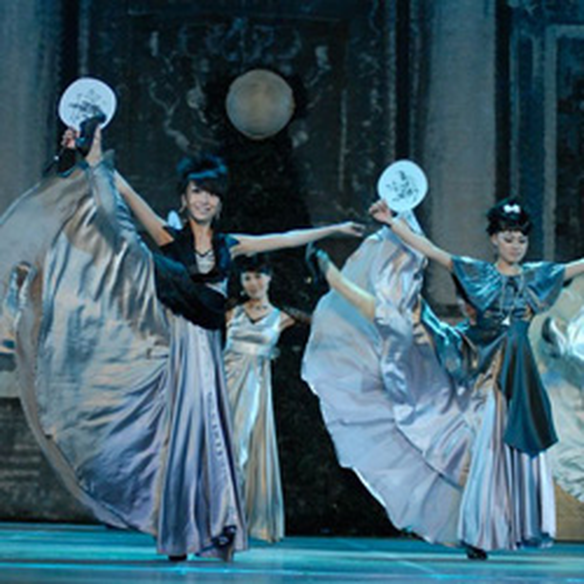 Çinli Akrobatların Masalsı Yolculuğu