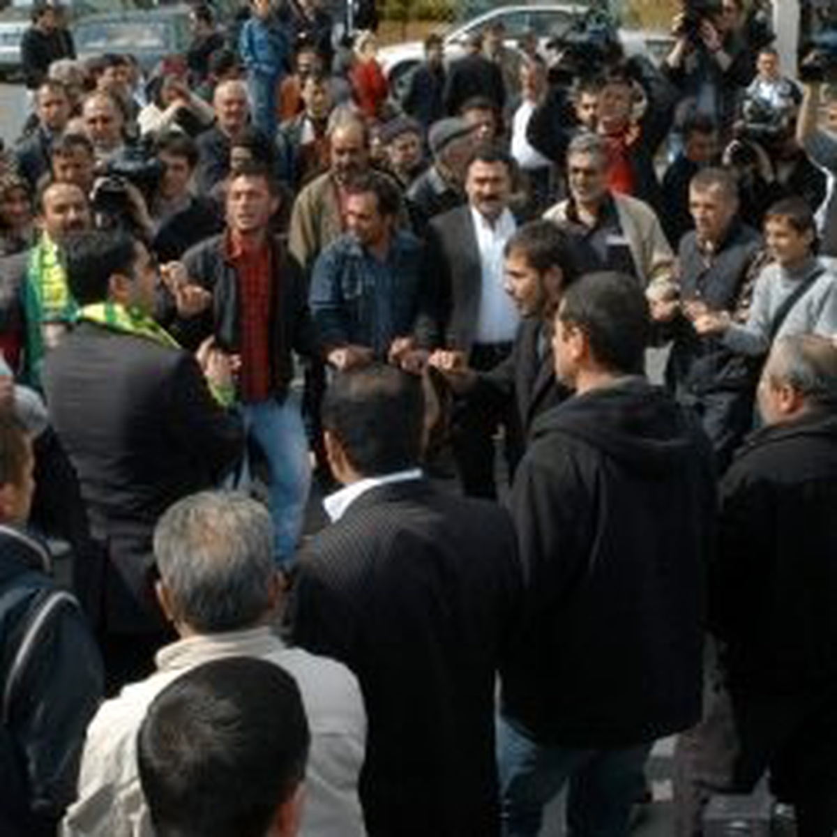 Hastane Bahçesinde Halay Çektiler