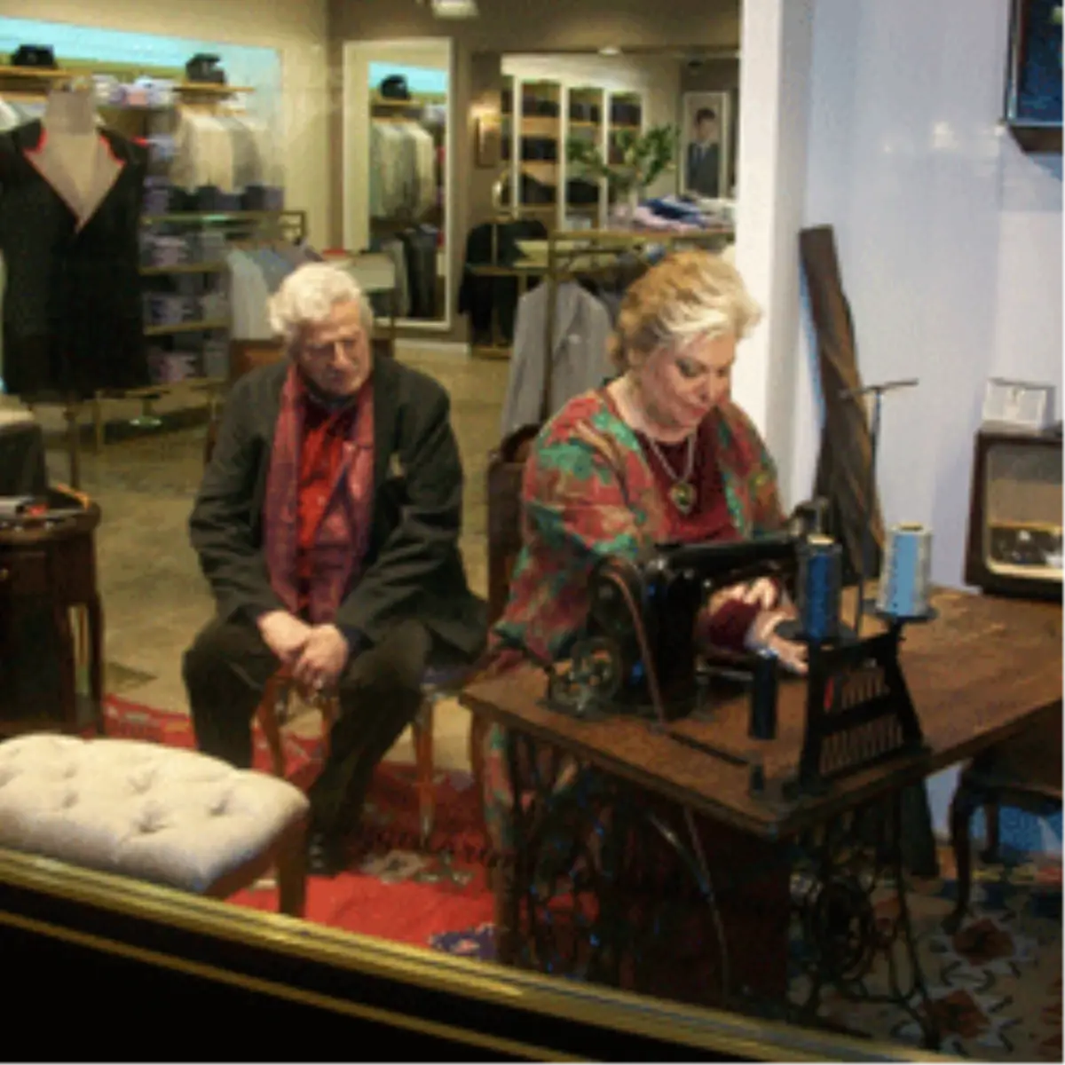 Müşfik & Kadriye Kenter Abdullah Kiğılı Vitrininde Dikiş Dikti