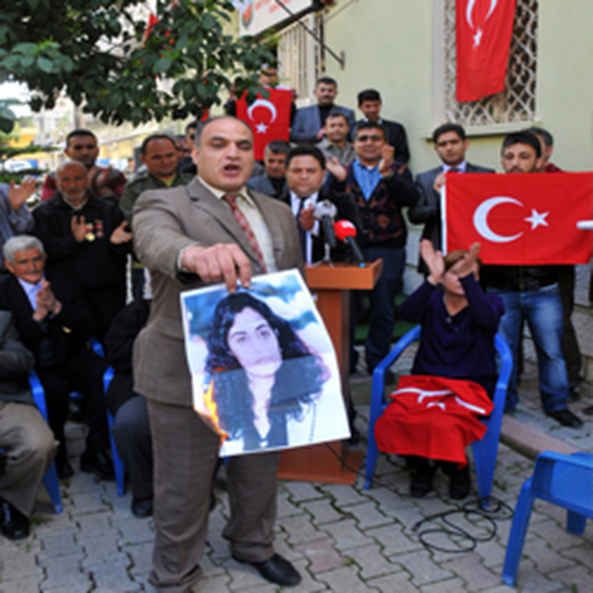 Tuncel'in Fotoğrafını Yaktılar