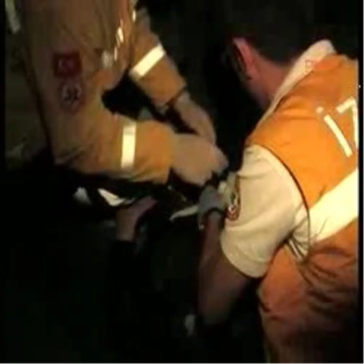 İzmir - Çarptıkları Ağaç Canlarını Kurtardı