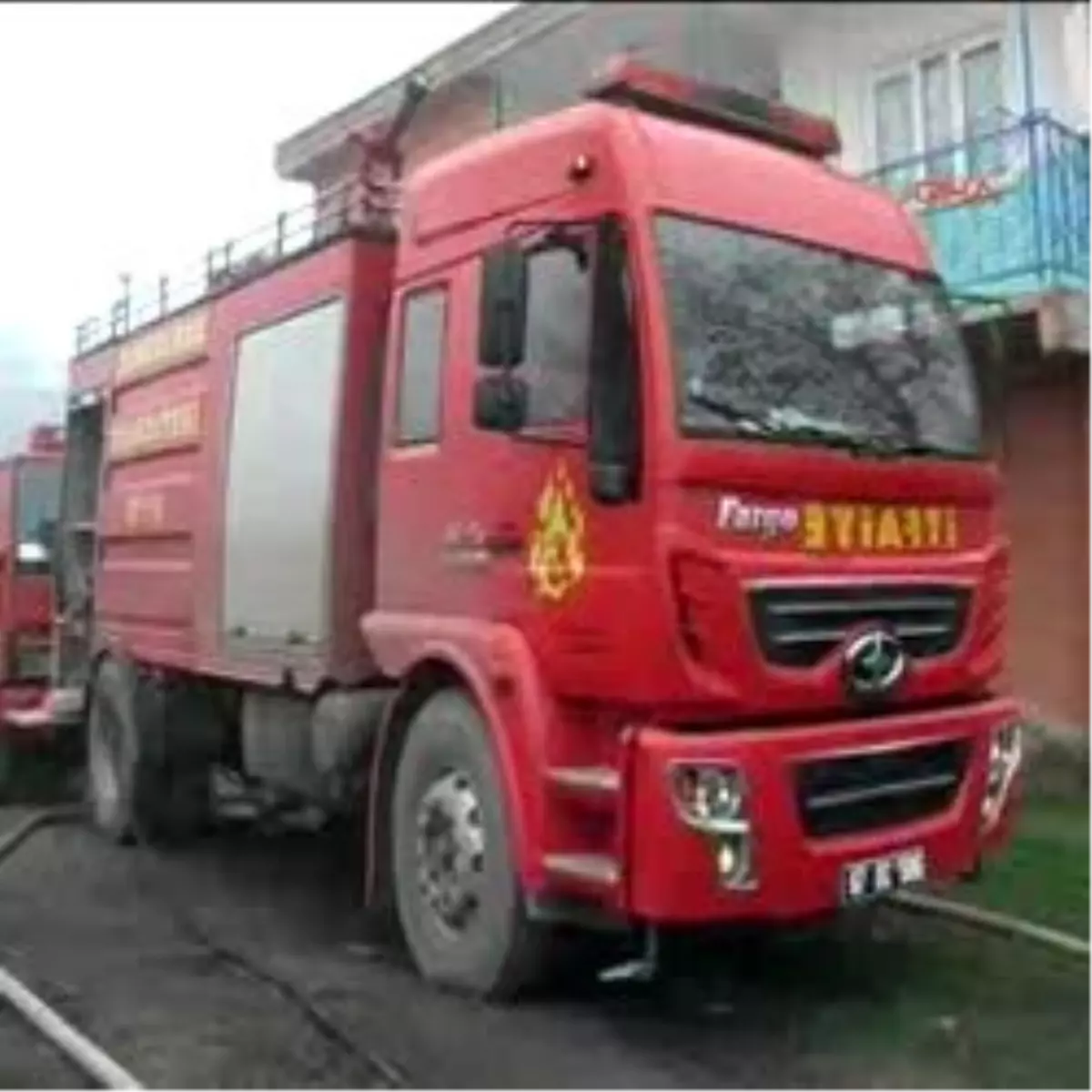 Evi Yanan Aileye Komşuları Sahip Çıktı