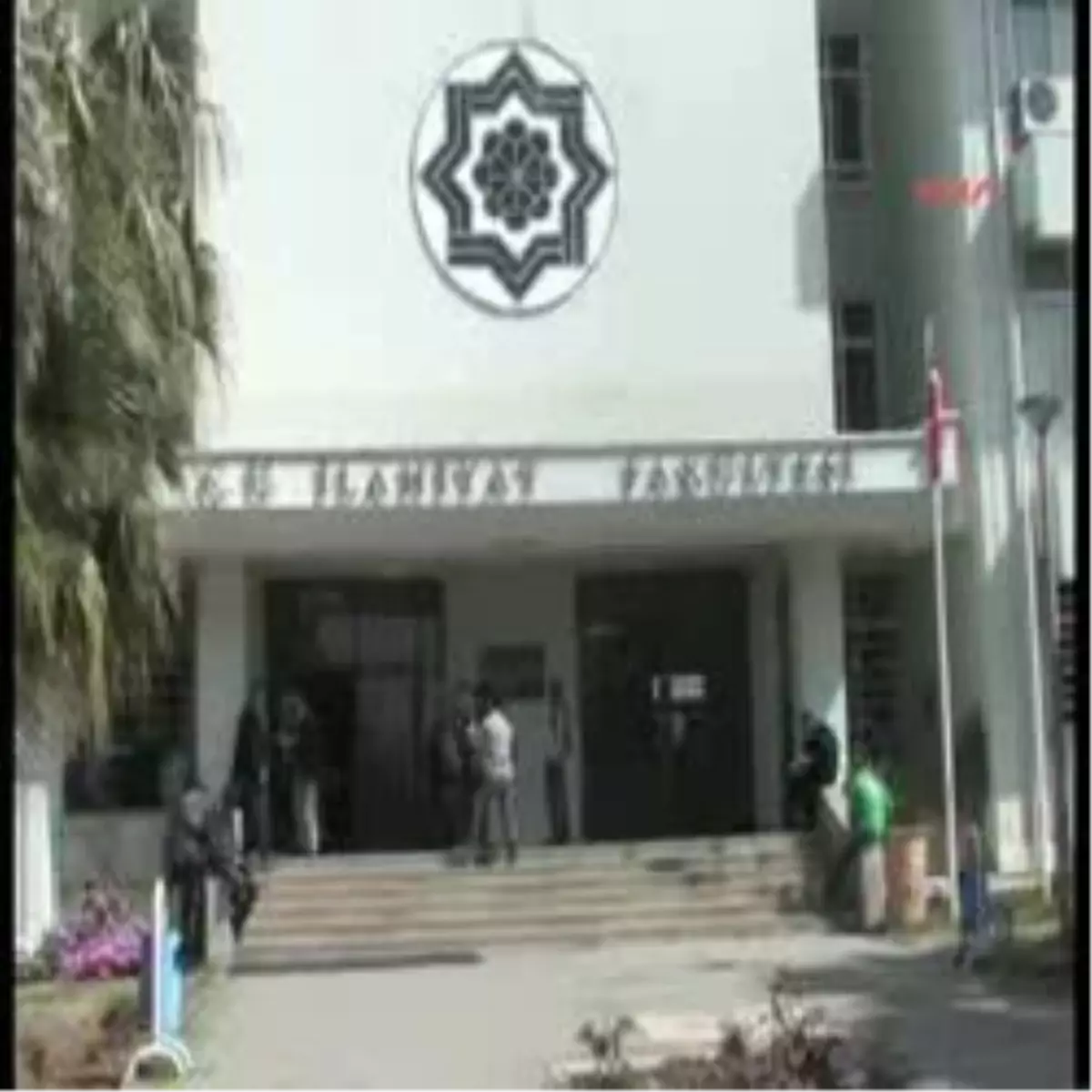 İlahiyatçı Doç.Dr. Albayrak\'ın Evinde Arama Başlatıldı