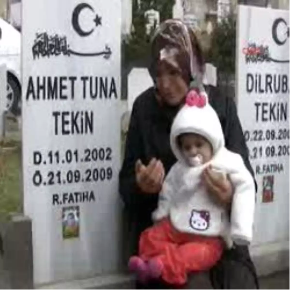 Acılı Anne Leyla Çocuklarının Mezarına Koştu