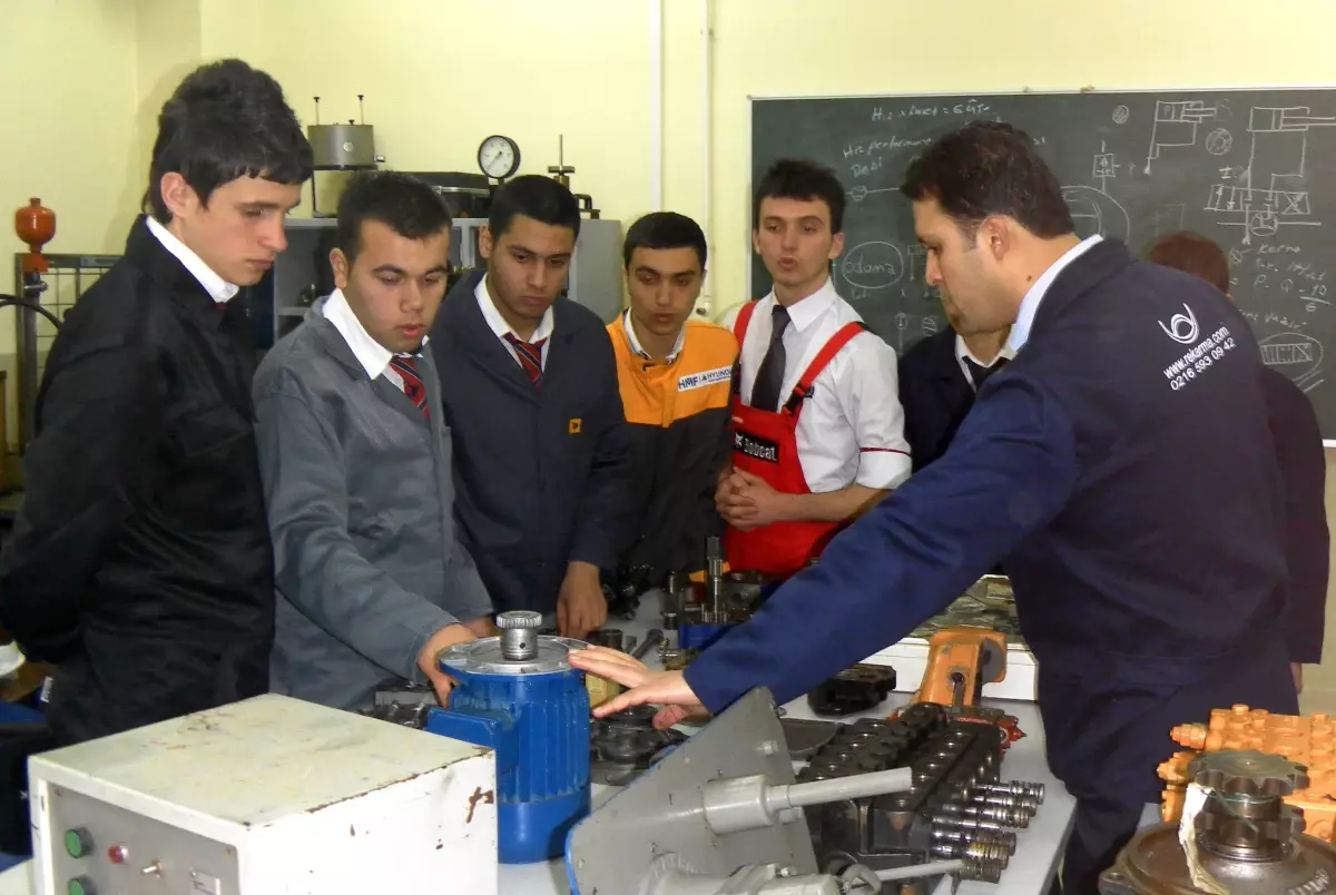 İŞ Ve İSTİF Makinaları Okulu Kalifiye Eleman Sorununu Çözecek