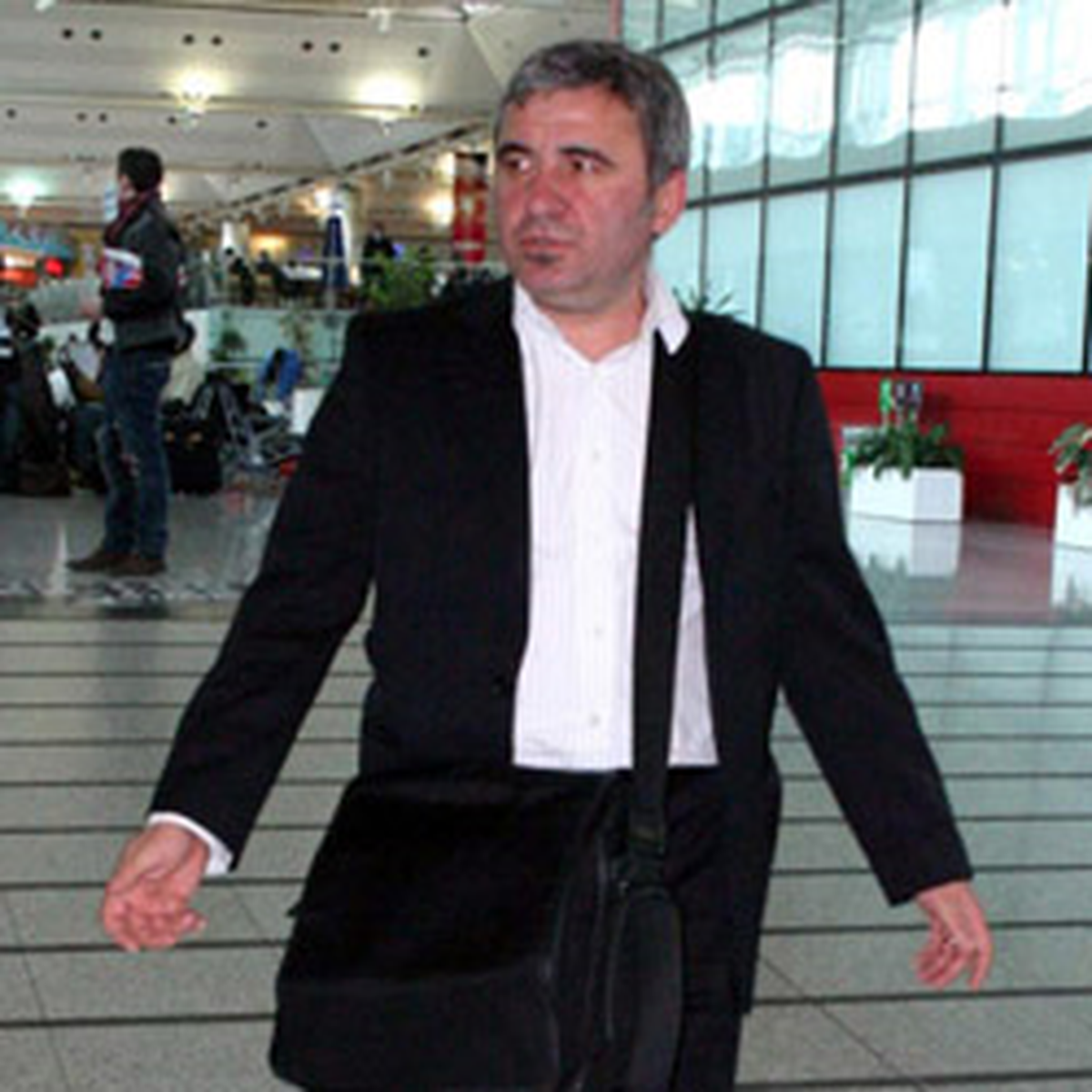 Teknik Direktör Hagi, Gazetecilere Tepki Göstererek Türkiye'den Ayrıldı