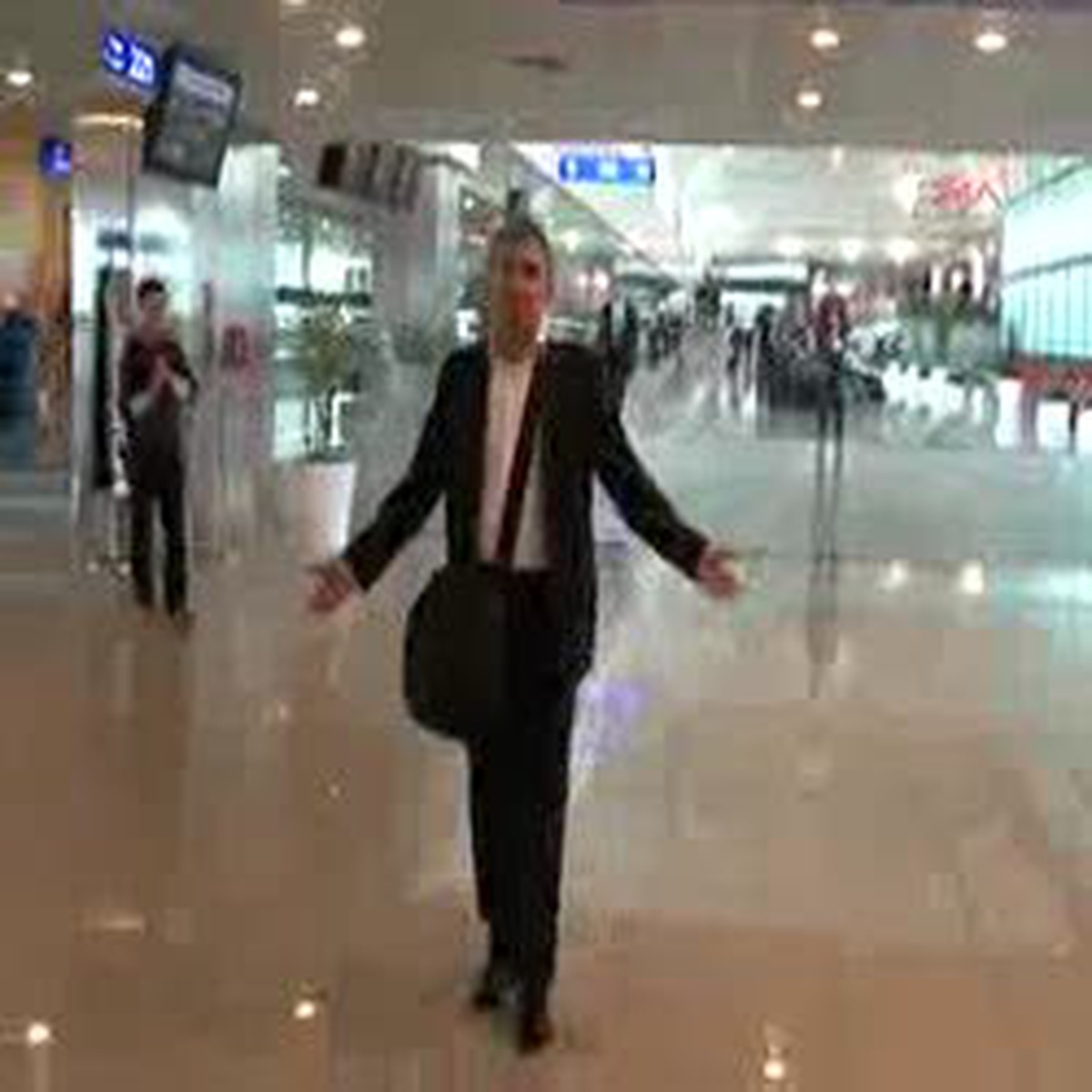 Teknik Direktör Hagi, Gazetecilere Tepki Göstererek Türkiye'den Ayrıldı