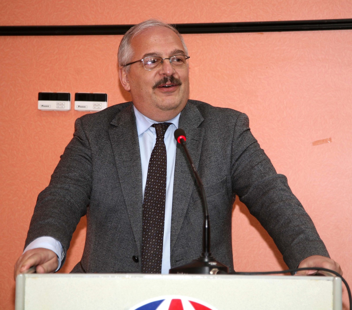 Üniversitede Dış Ticaret Ve Lojistik Zirvesi Düzenlendi