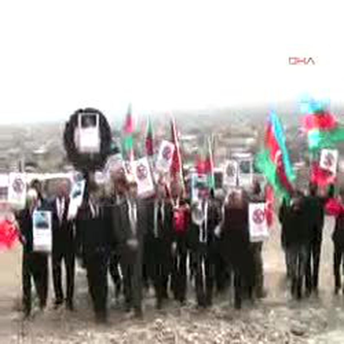 Azerbaycanlılar İnsanlık Anıtına Siyah Çelenk Bıraktı