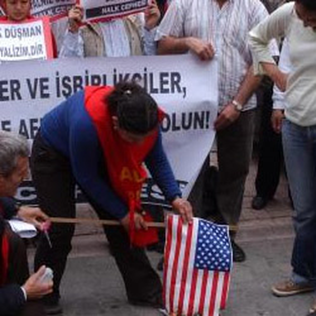 ABD Bayrağı Göstericileri Perişan Etti