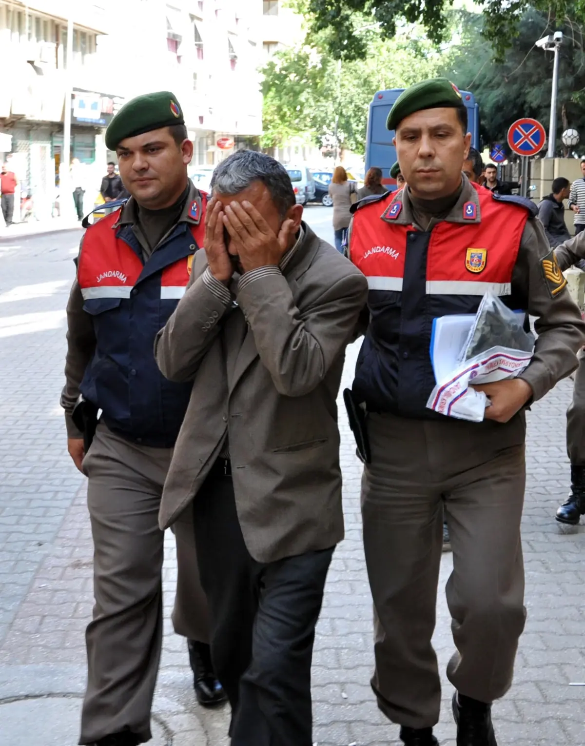 Sevişirken Yakaladıklarından Tehditle Para Alanlar Yakalandı