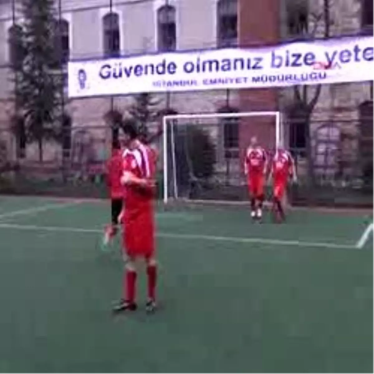 Şöhretler Karması İle Emniyet Müdürleri Halı Saha Maçı Oynadı