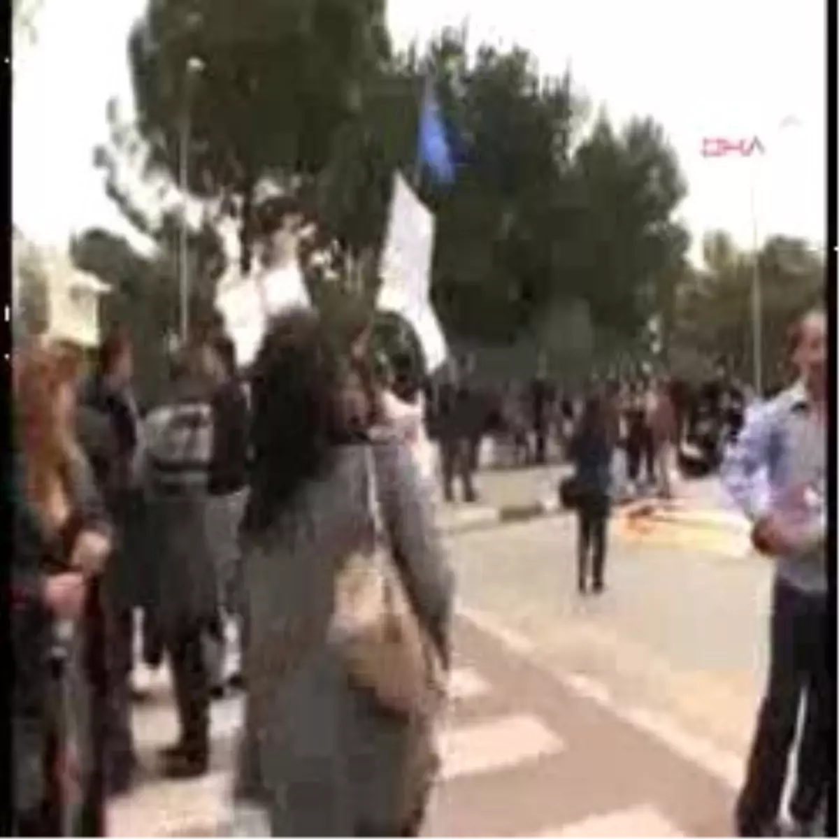 Protestocular Türkiye Karşıtı Pankart Açtı, Polis Müdahale etti