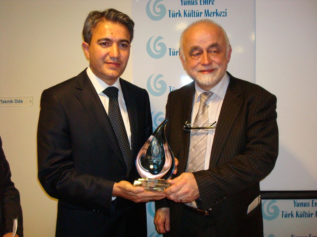 Önce Türklere Hakaret Etti, Sonra Ödül Verdi