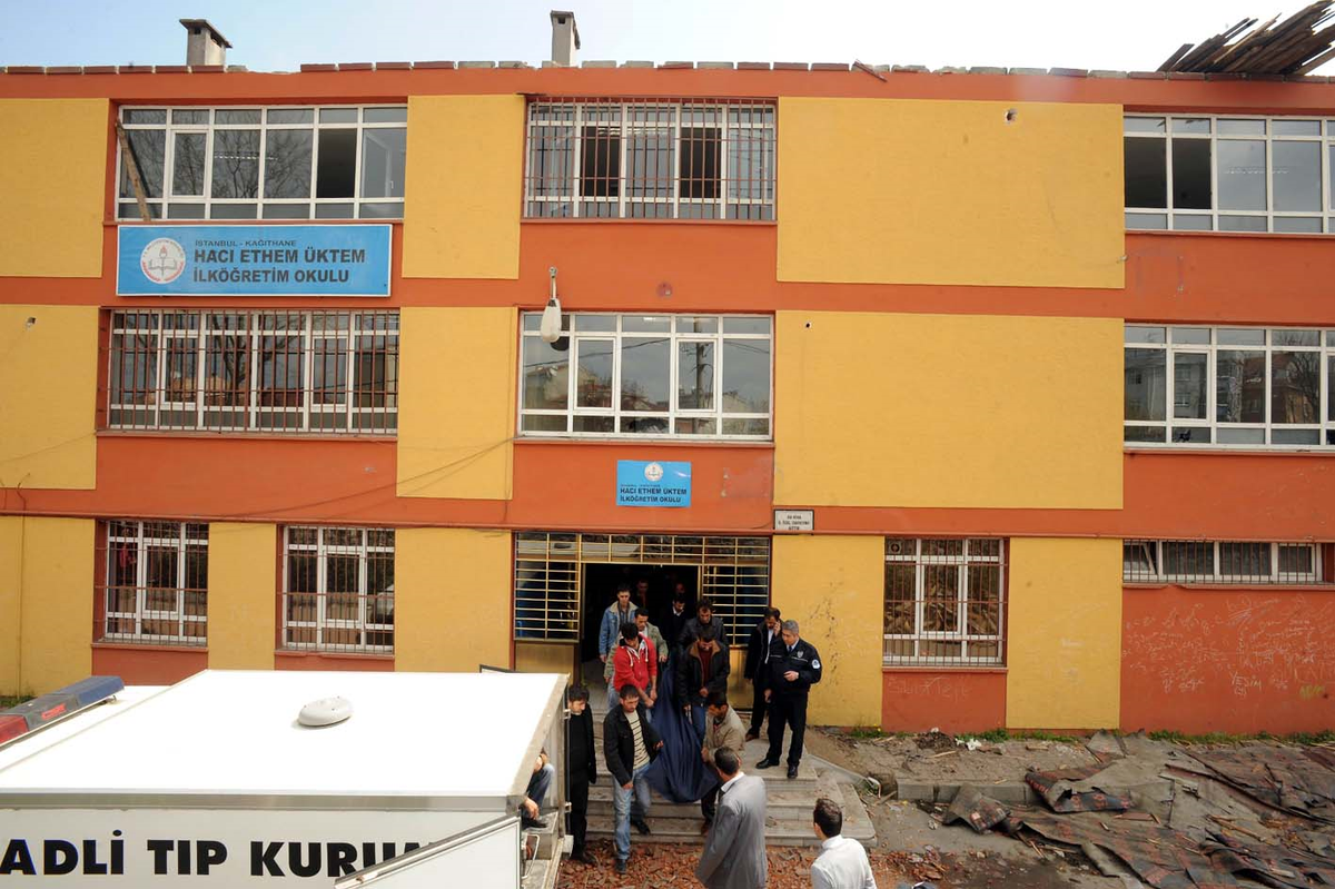 Okul İnşaatında Ateş Yakan İşçiler Zehirlendi: 2 Ölü